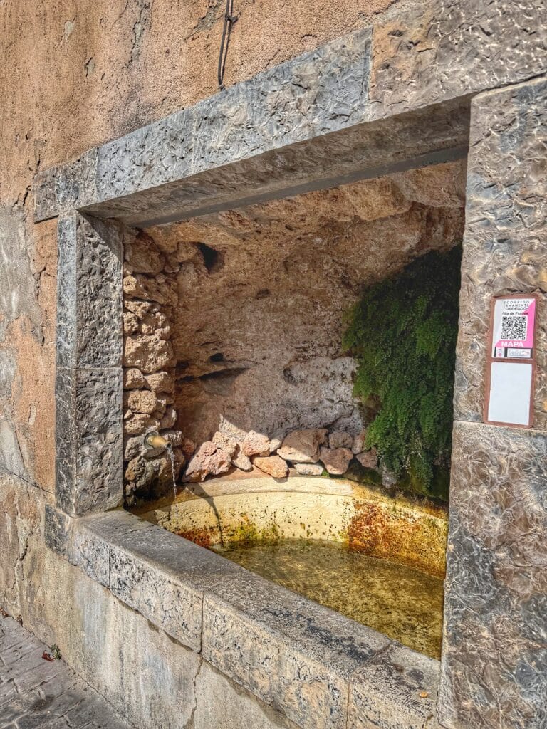Fuente junto a la Parroquia de Santa lucia Martir, Frailes