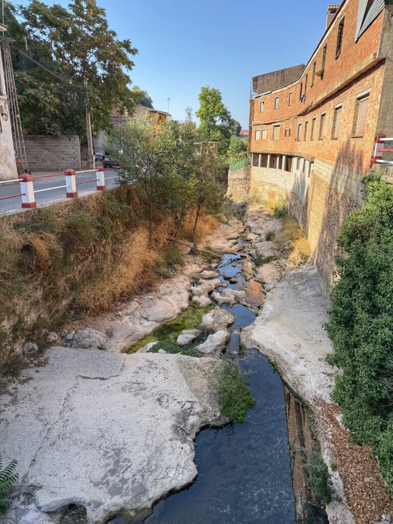 El río Velillos a su paso por Frailes