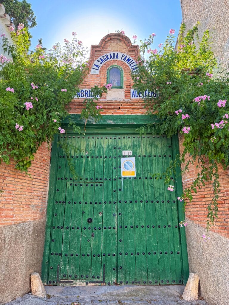 Antigua portada de la fábrica de aceites, Melegís